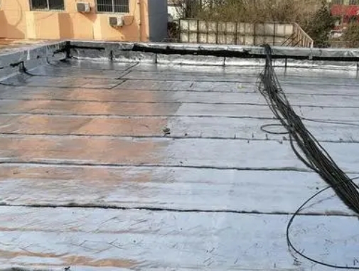 乌伊岭卫生间漏水维修公司分享下乌伊岭屋面楼顶防水刚性防水层施工要点。